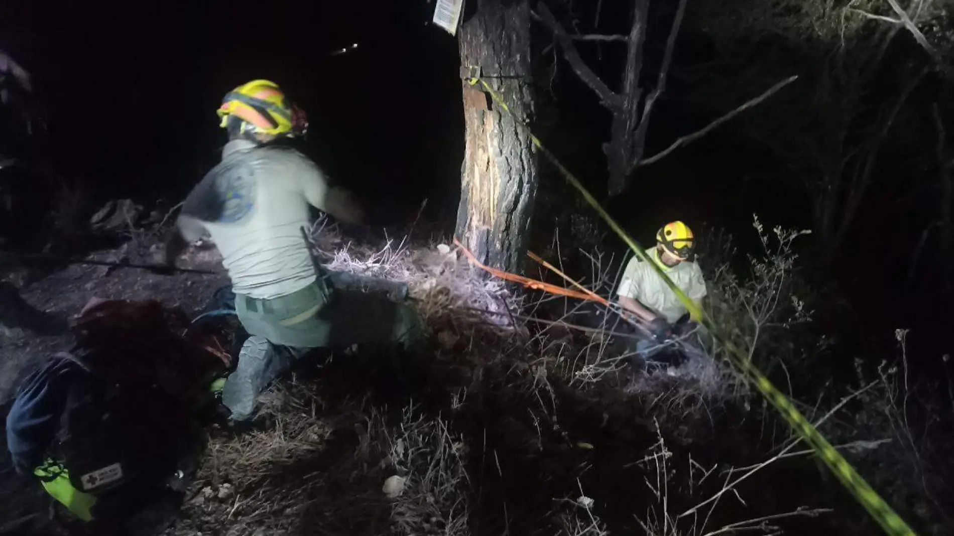 Rescatan a hobmre que cayó a un barranco en Talpa